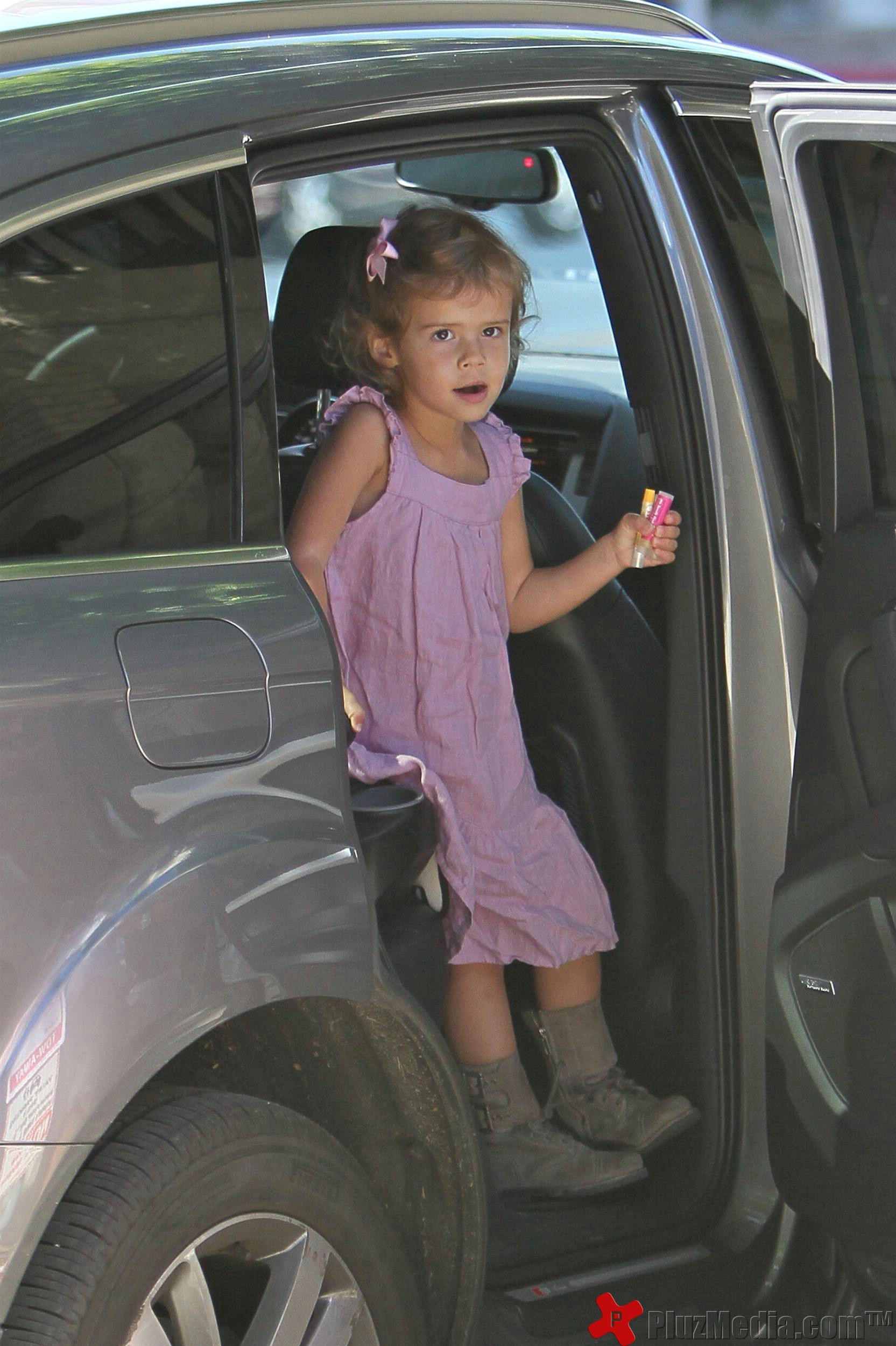 Jessica Alba and Cash Warren take Honor Marie and new baby Haven for breakfast | Picture 98023